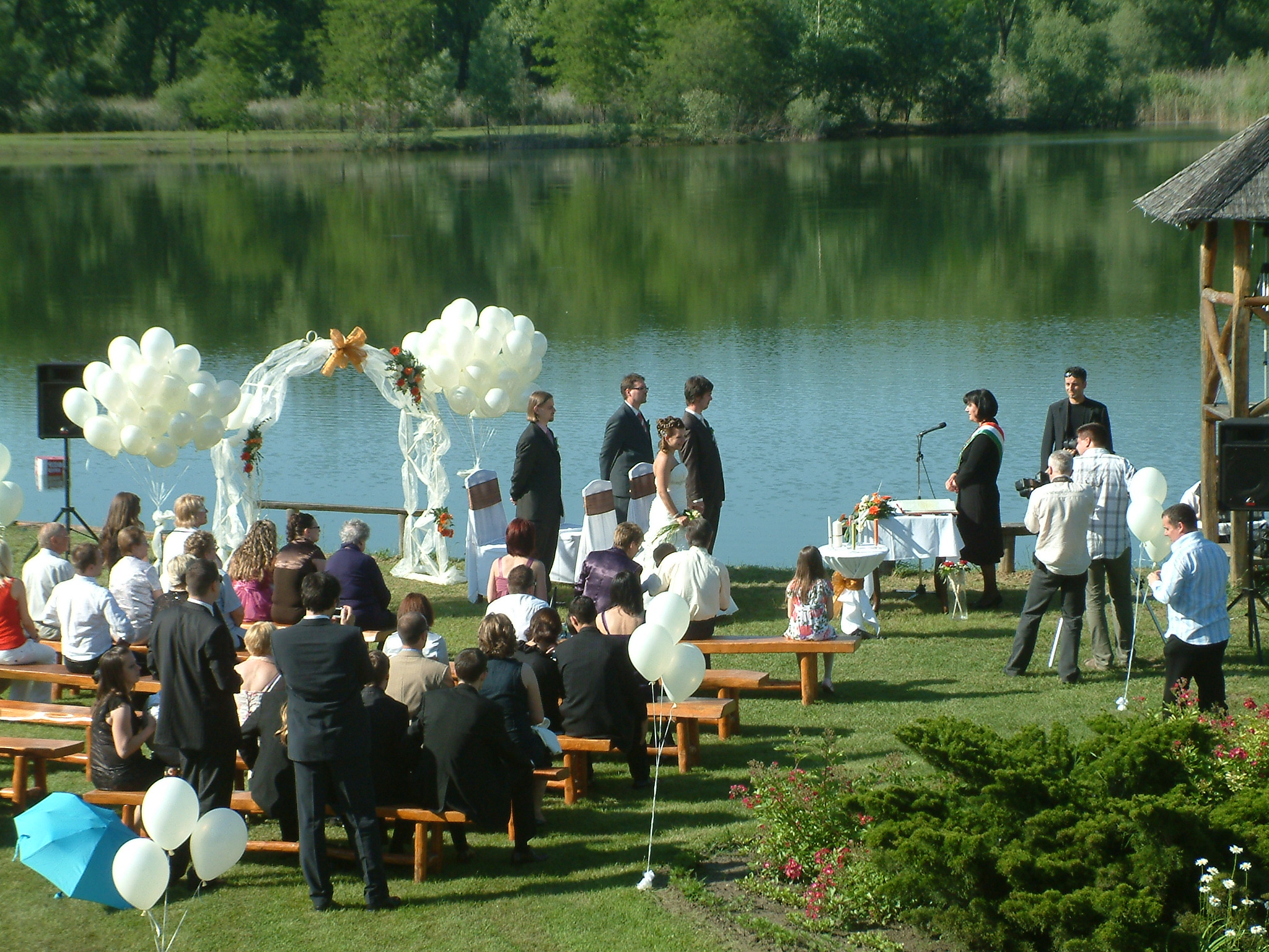 vízparti esküvő