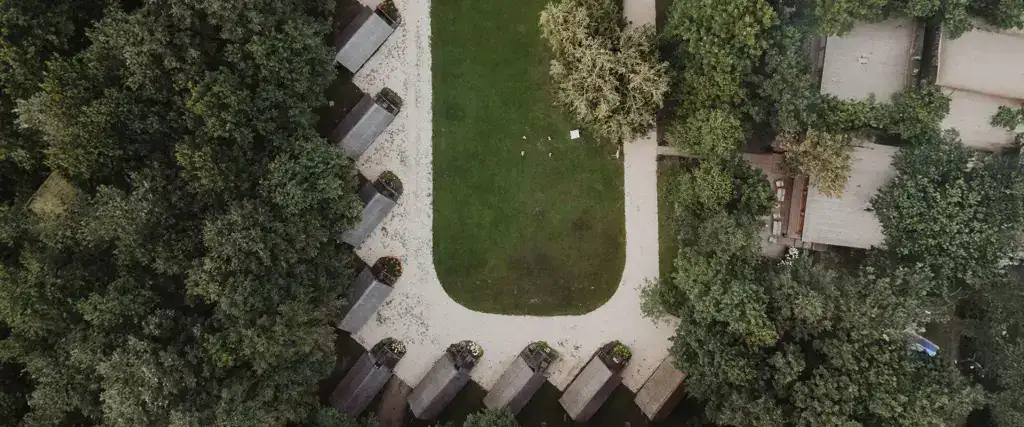 Zöld kert és pavilonok esküvői eseményhez.