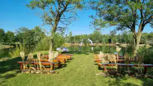 szabadtéri ceremónia tóparti félszigeten