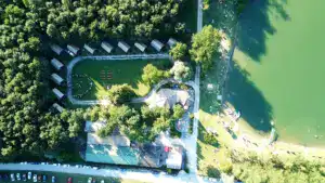 Achilles Park vízparti esküvői helyszín madártávlatból, erdő tópart természetes meghitt környezet