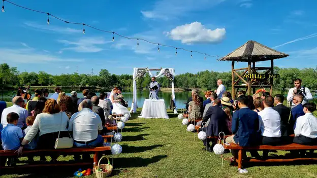 Esküvő a természetben, romantikus ceremónia az Achilles Esküvő helyszínén, vízparti esküvő a szabadtéri teraszon.