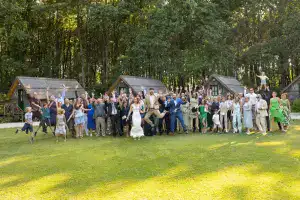 Szabadtéri ceremónia erdei tisztáson