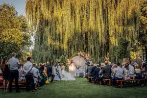 Szabadtéri ceremónia az Achilles Parkban a fűzfa melletti tisztáson